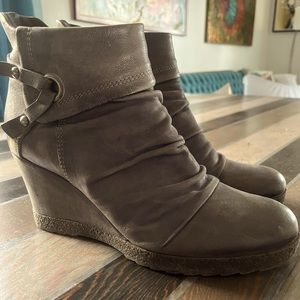 Beautiful Grey Italian Leather Wedges
